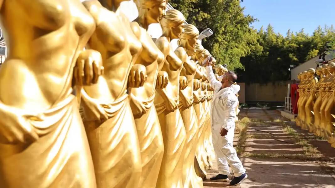 Altın Portakal’ın Sembolü Venüs Heykelleri Şehri Sardı! 1